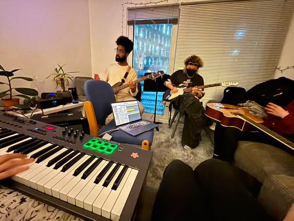 仲間と音楽に打ち込む日々