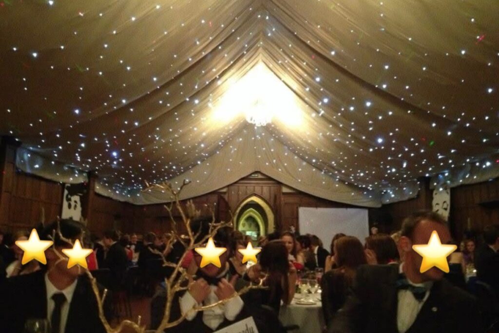 まるでホグワーツの食堂のミニバージョン