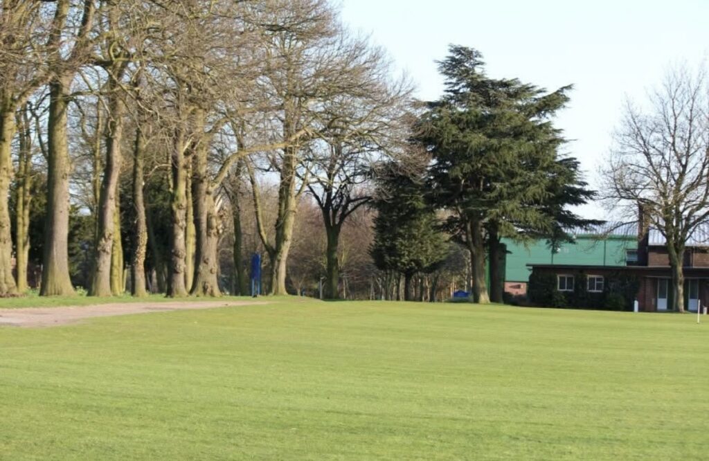 学校のクリケットグラウンド