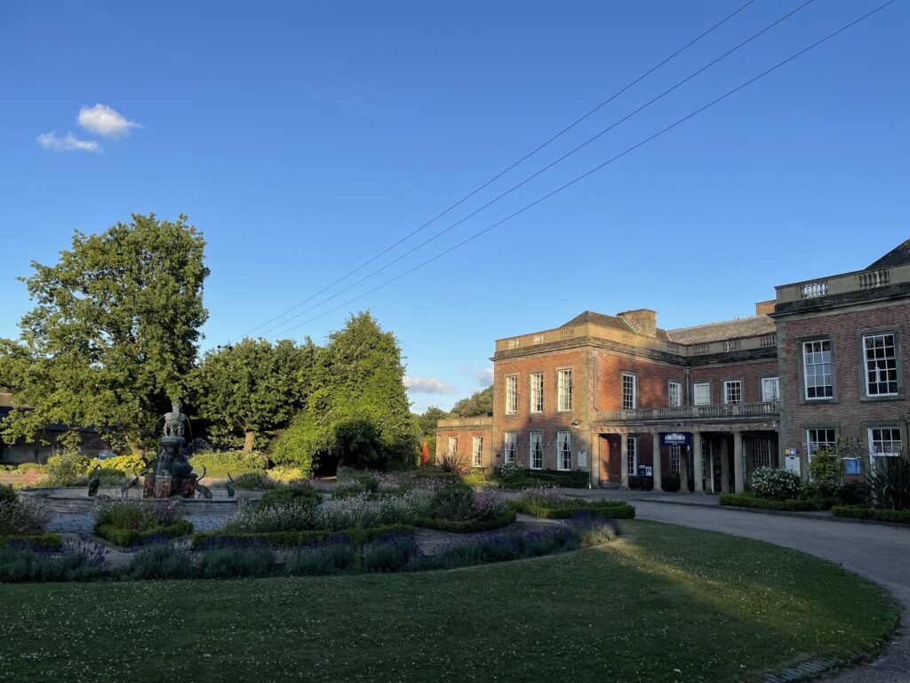 校長先生の住むお家。学校の入口のすぐ隣にある