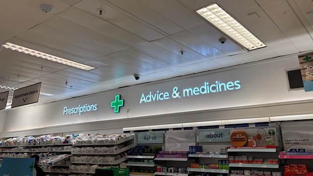 薬局内の処方薬受け取りカウンター