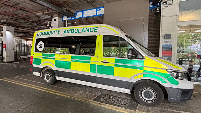 黄色と緑が目印の救急車