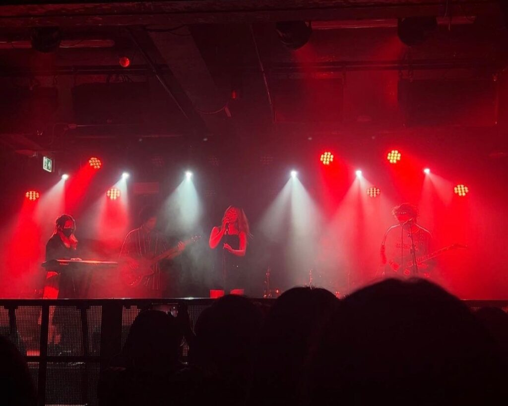 バンドのパフォーマンスでボーカルとして活動