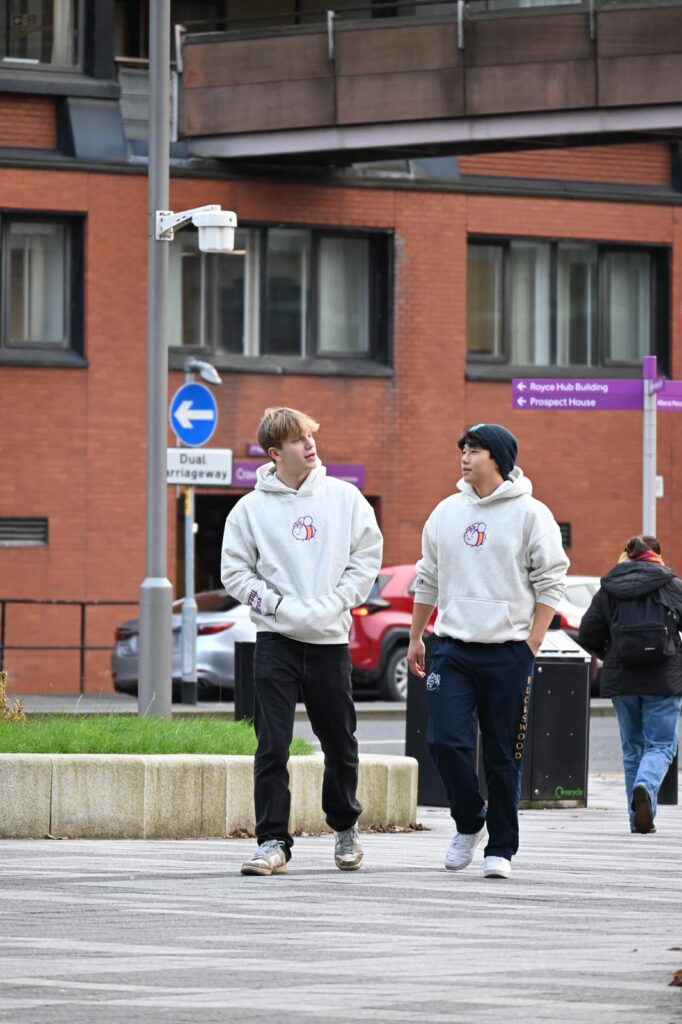 自身が立ち上げたパーカーブランドの宣伝用写真