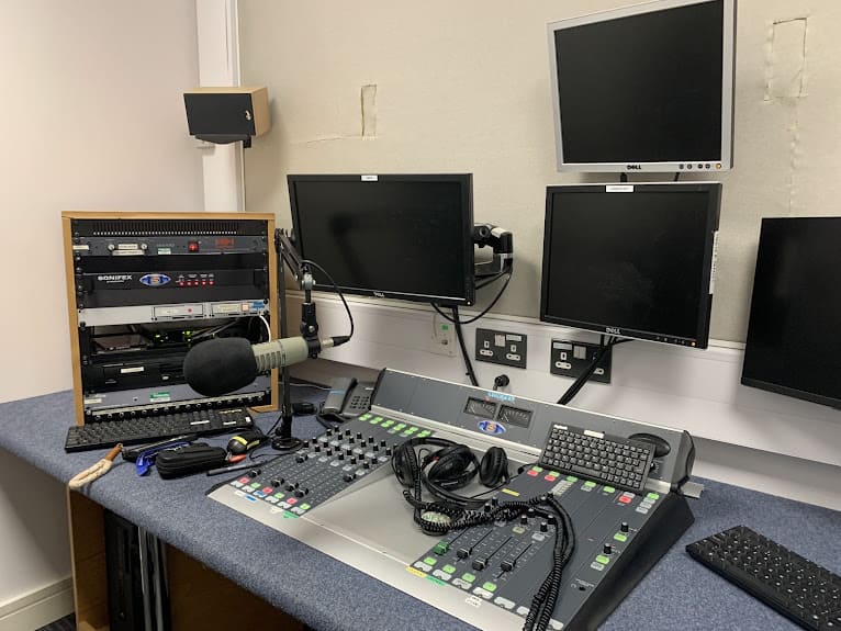 キャンパス内にあるラジオ制作のためのブース