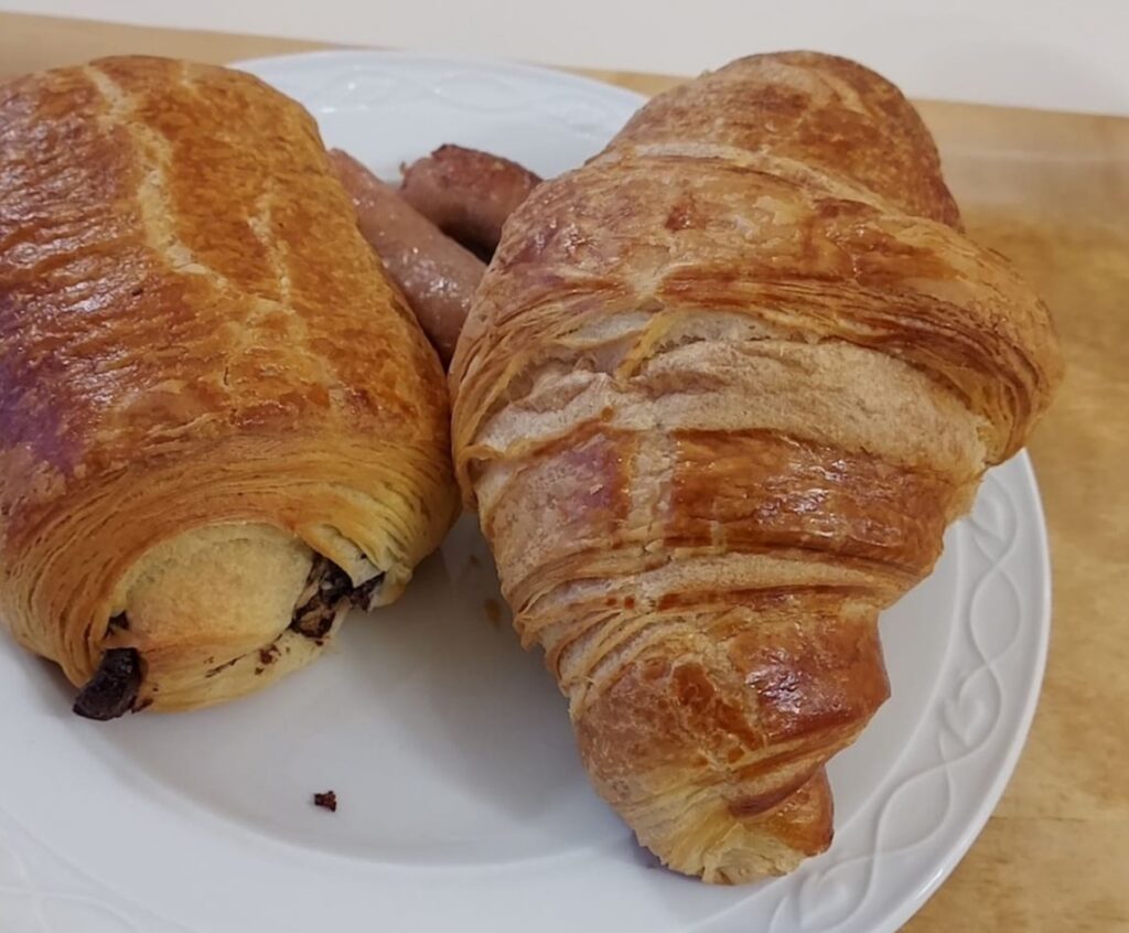 朝ご飯のパン・オ・ショコラとクロワッサン