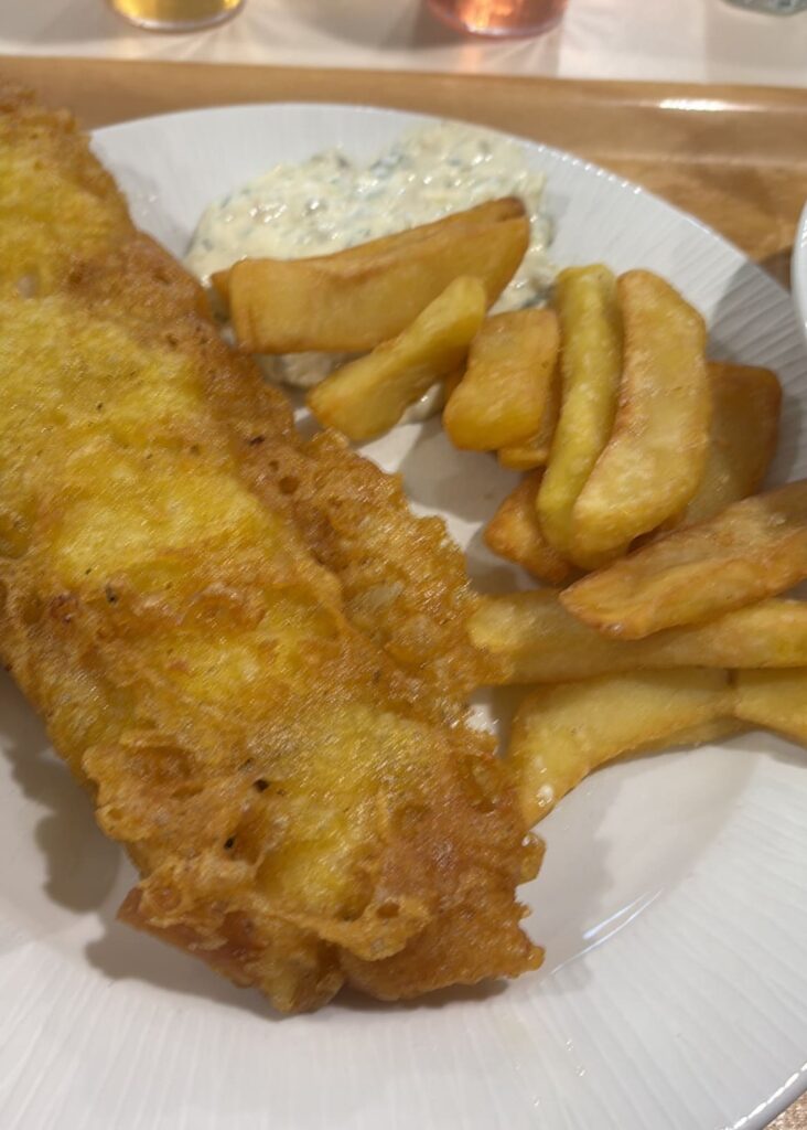 毎週金曜日に出されるフィッシュ＆チップス