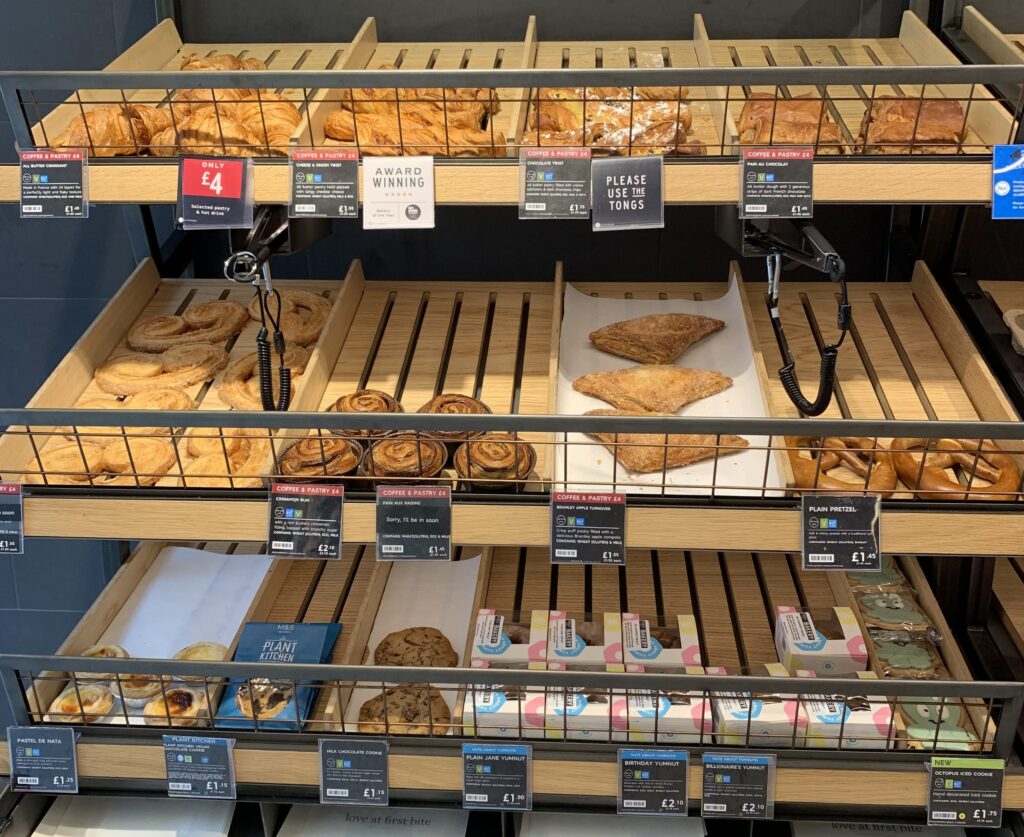 イギリスのスーパーで販売されている焼き立てのパン