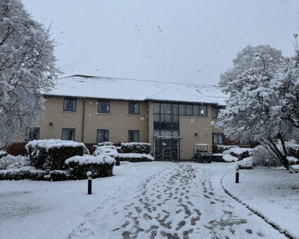 雪の日の寮(Bell House)