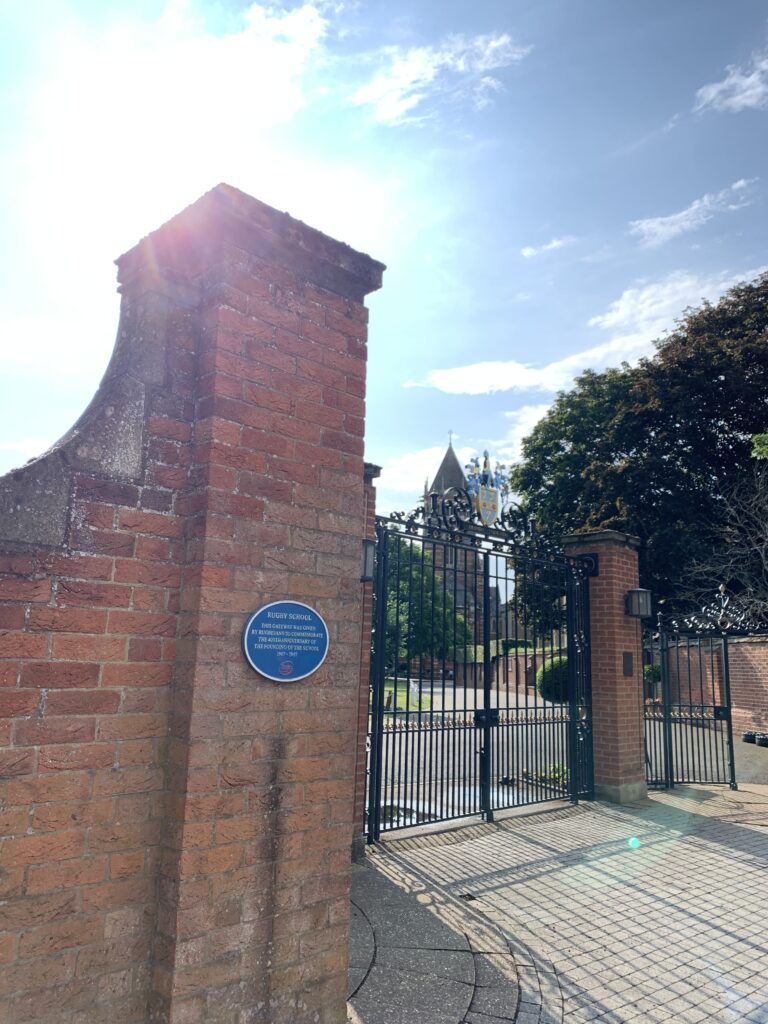 通っていたボーディングスクールの校門