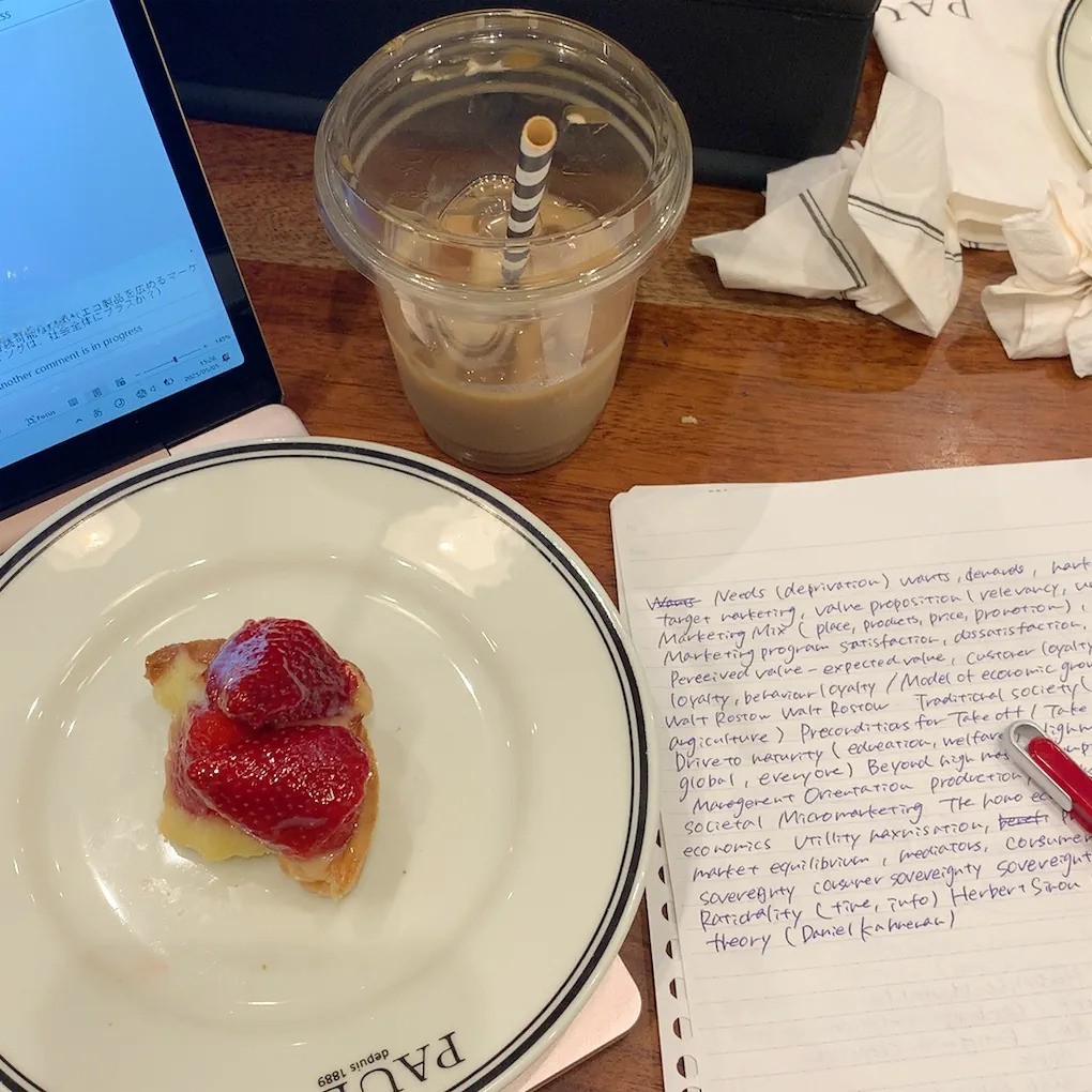 カフェで試験勉強に取り組んでいる様子