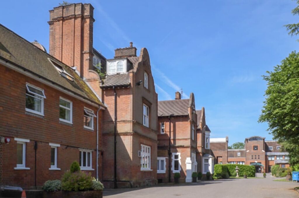 本館(手前)と教室棟(奥)　https://www.rikkyo.co.uk/