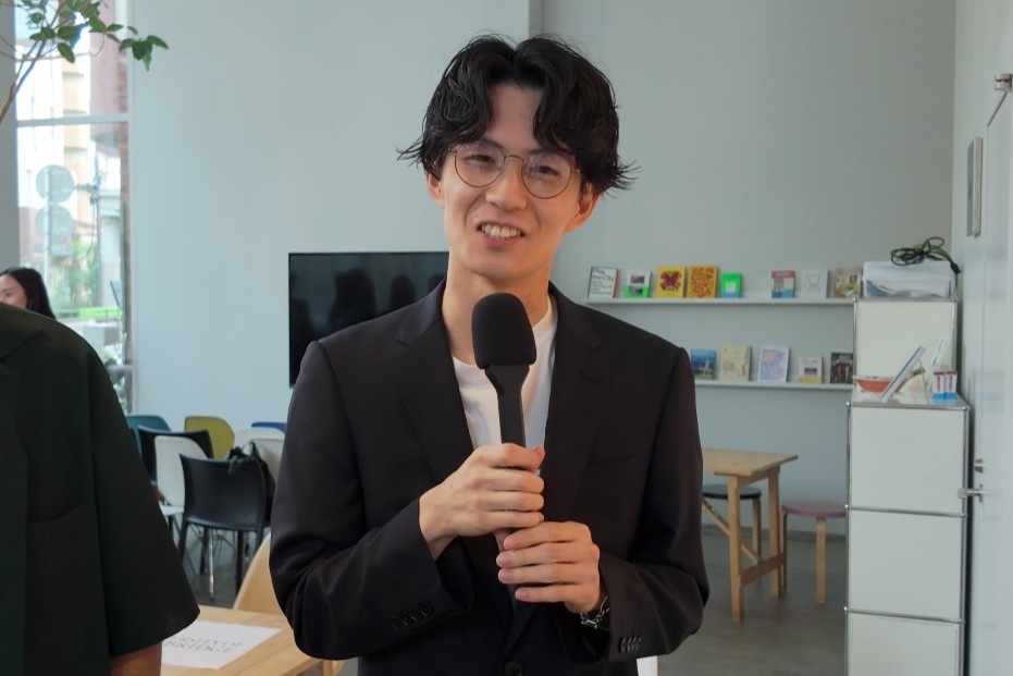 インタビューを受けるRintaさん