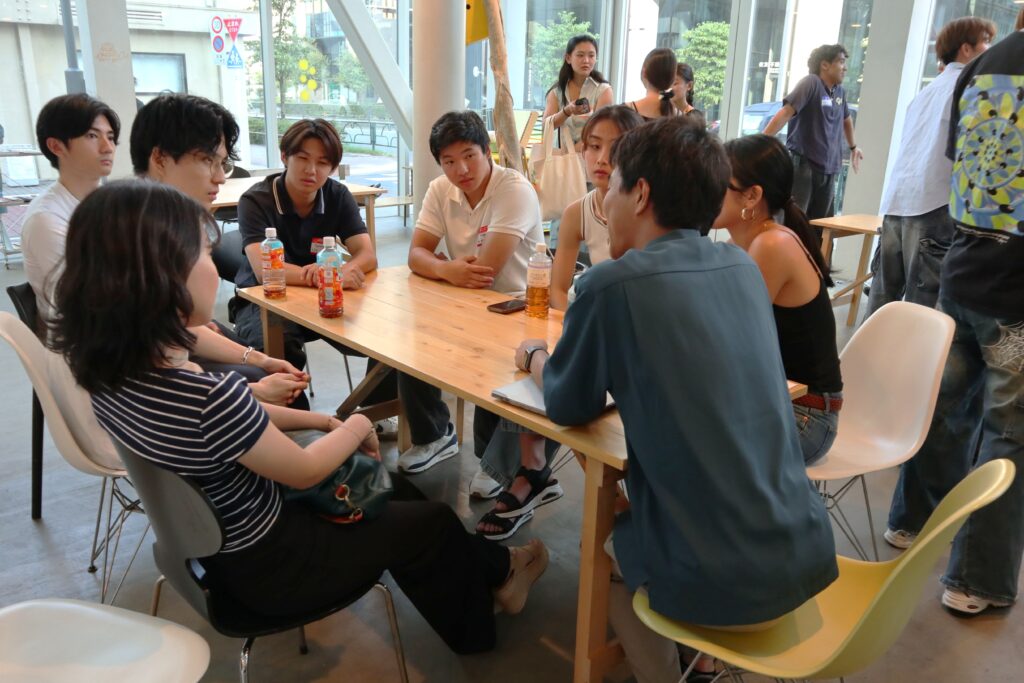 大学ごとに集まり、在学生と情報交換する参加者