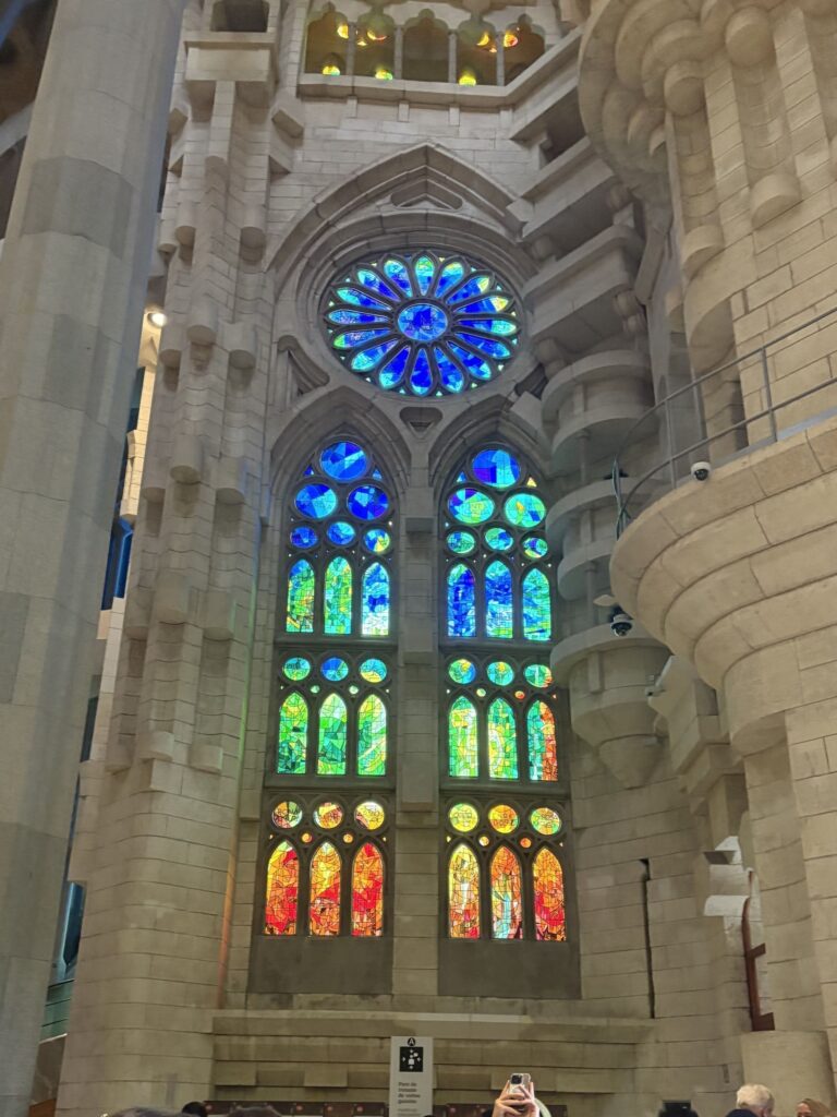 バルセロナにあるサグラダ・ファミリア内部