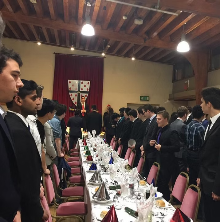 マンチェスター大学の寮のフォーマルディナー(https://www.stanselmhall.co.uk/catering)