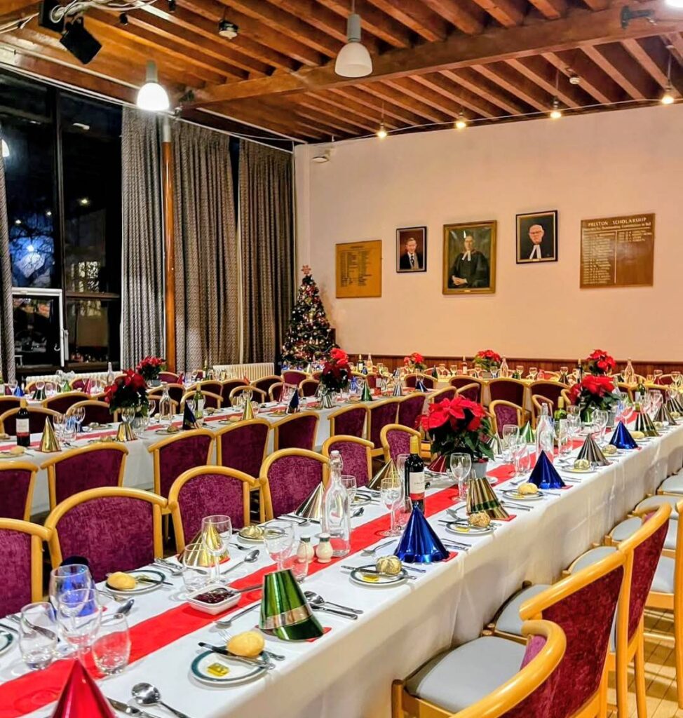 クリスマスディナーの日に装飾された食堂