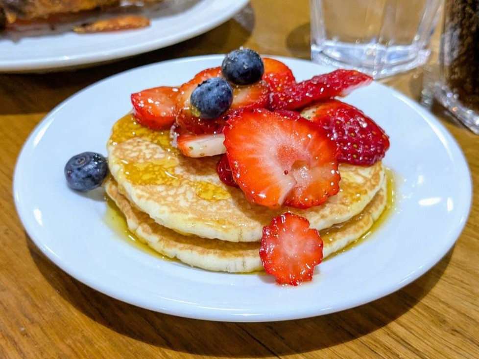 自分でトッピングをしたパンケーキ