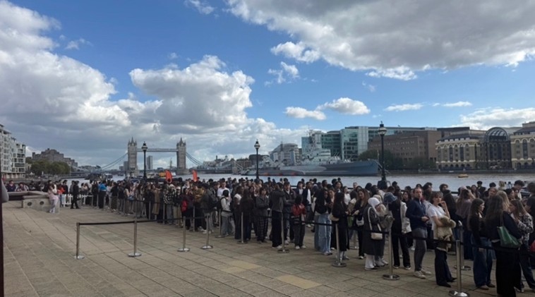 キングスカレッジロンドンのWelcome fair会場に入るまでの長蛇の列